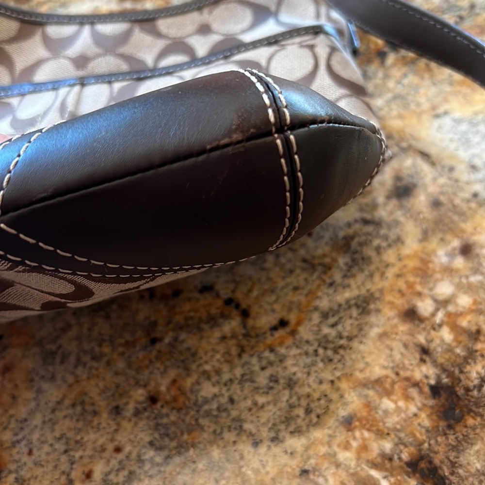 Authentic Coach crossbody bag with logo. - Picture 8 of 8